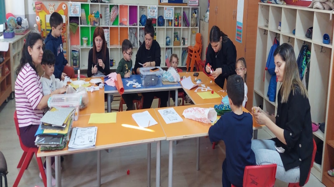 Anasınıfı A şubesi öğrenci ve velilerimizle birlikte : Ailemle eğitim yolculuğum  şubat ayı Ailemle sanat günü etkinlik çalışmamız